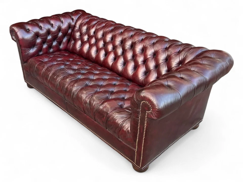Sofá Chesterfield vintage restaurado - cuero borgoña/marrón, acolchado, cabeza de clavo Foto 3 de 4