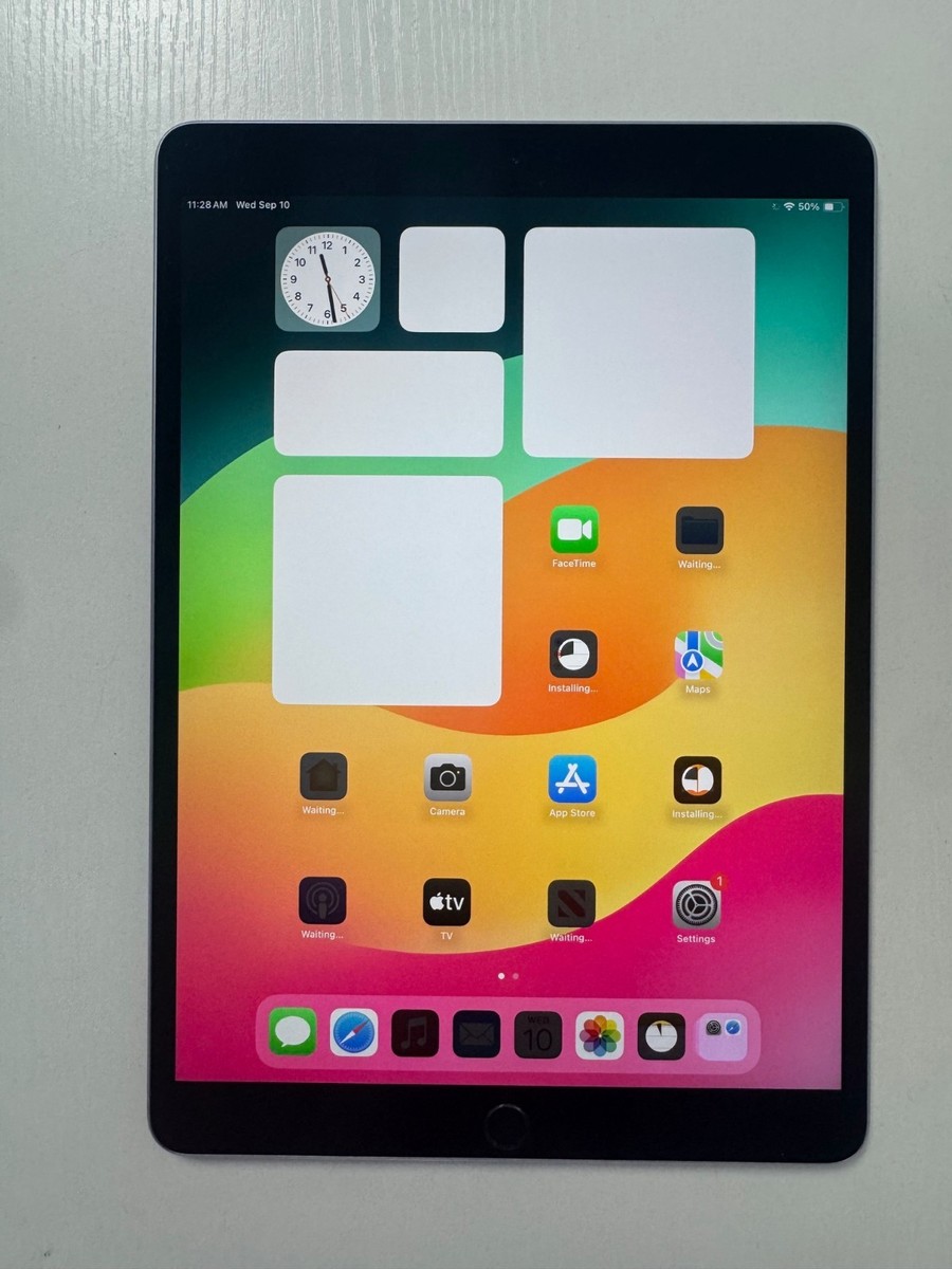 Apple iPad Pro 10.5in - 64GB - Space Gray (Wi-Fi & Unlocked