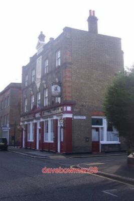 FOTO HUNTSMAN AND HOUNDS PUBLIC HOUSE WALWORTH (2) ON 70 ELSTED STREET AND TI