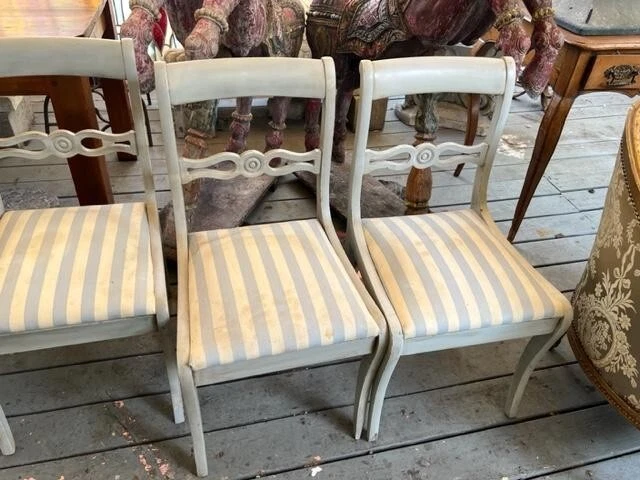 Juego de 4 sillas de comedor estilo sueco pintadas a mano Foto 3 de 4