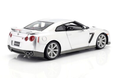 Bburago 2009 Nissan GT-R R35 Silver 1/18 Diecast Model Car 12079s