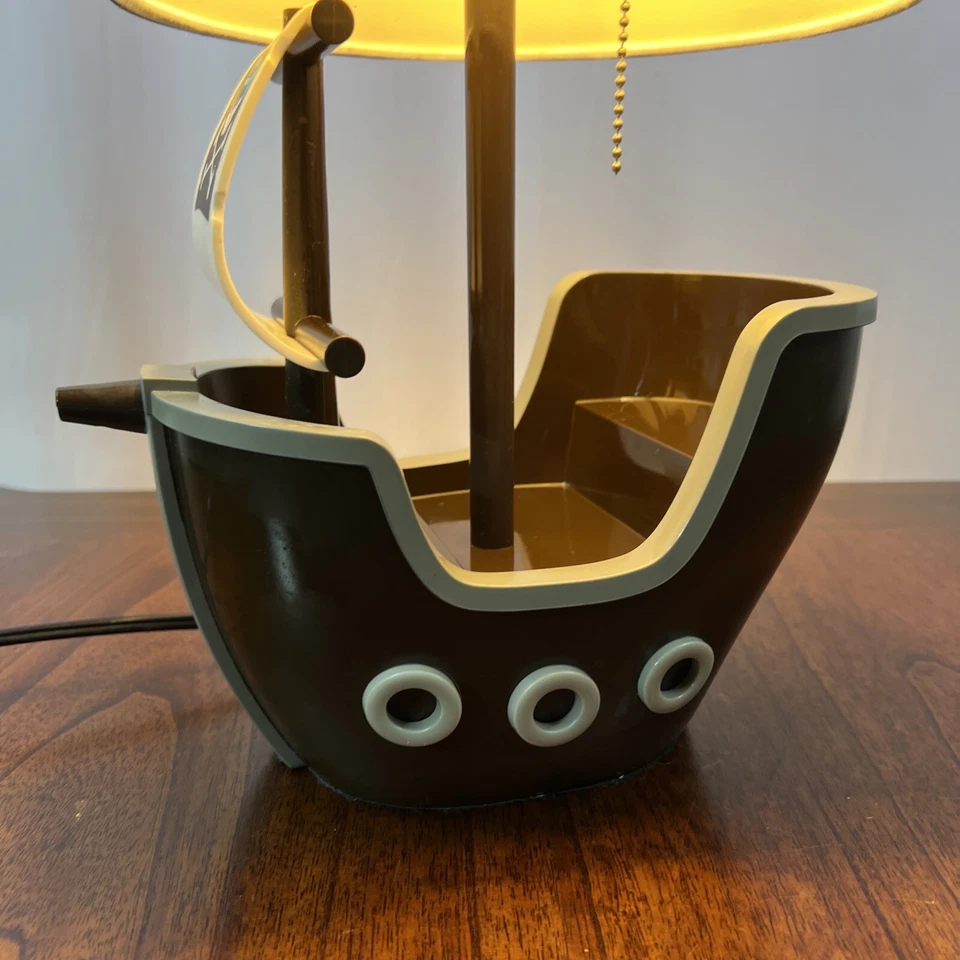 Lámpara de mesa Circo Pirate Adventure barco pirata con pantalla de lámpara a rayas rojas blancas Foto 4 de 4