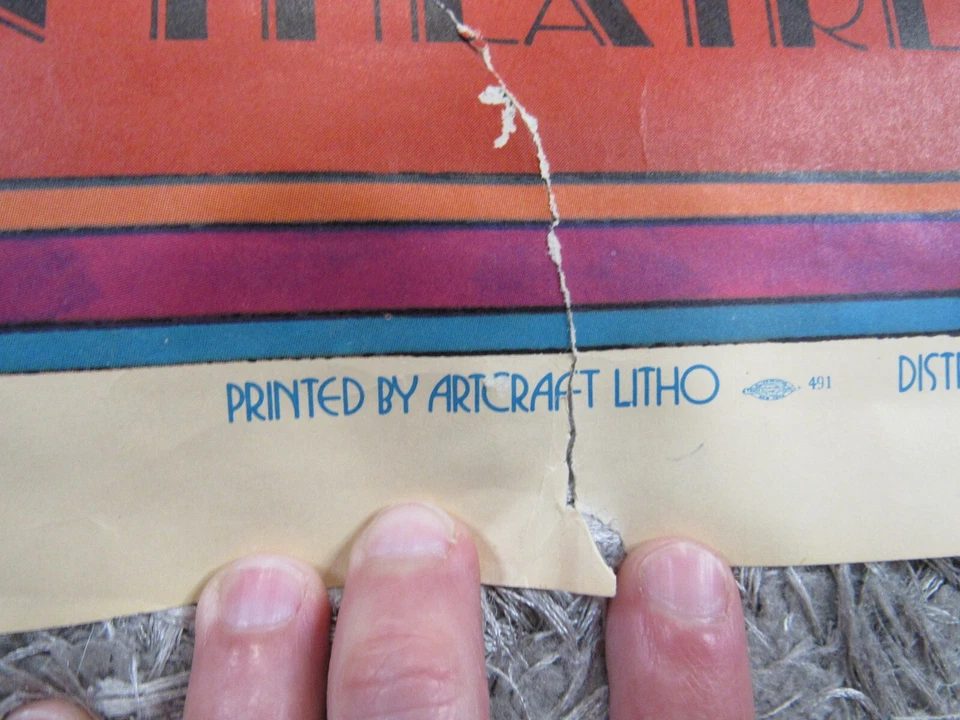 Raro Pôster Litográfico Vintage FOLLIES David Edward Byrd - 25" X 38" - Danificado - Imagem 3 de 4