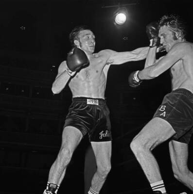John H. Stracey and Bobby Arthur battle at Royal Albert Hall OLD PHOTO