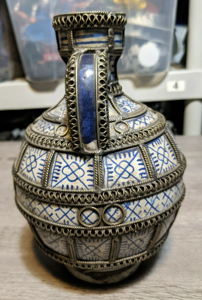 Antiguo jarrón urna de cerámica morisco marroquí de 7,5" azul blanco con filigrana plateada Foto 2 de 4