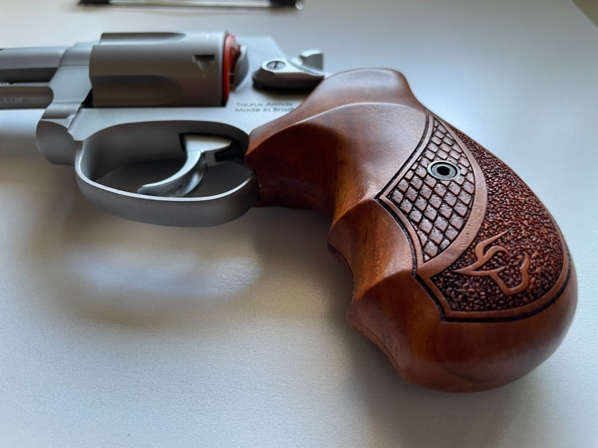 Poignée De Combat En Bois Artisanal Pour Revolver Taurus (85, 94, 605, 850...) - Neuf Thaïlande