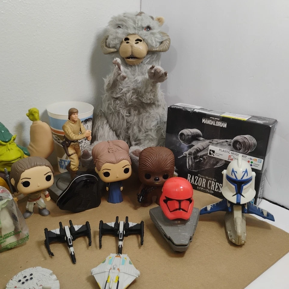Star Wars Lote Mixto Figuras Juguetes Vehículos - Funko Pop, PEZ, Droides y Naves Foto 2 de 4