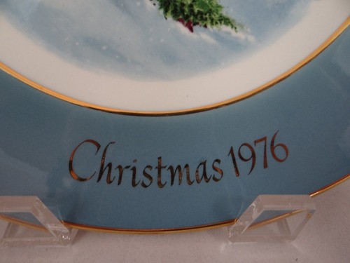 Vintage Avon Christmas Plate 1976 Bringing Home The Tree Brand New - Picture 2 of 4