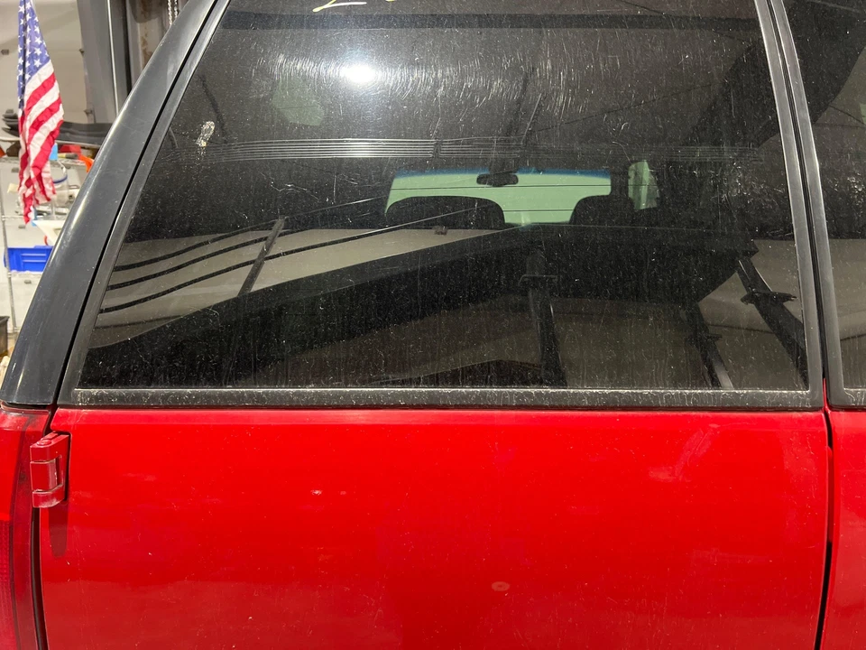 1992 - 1999 Chevy Suburban 2500 Driver LH Left Victory Red-74U Back Cargo Door Foto 3 de 4