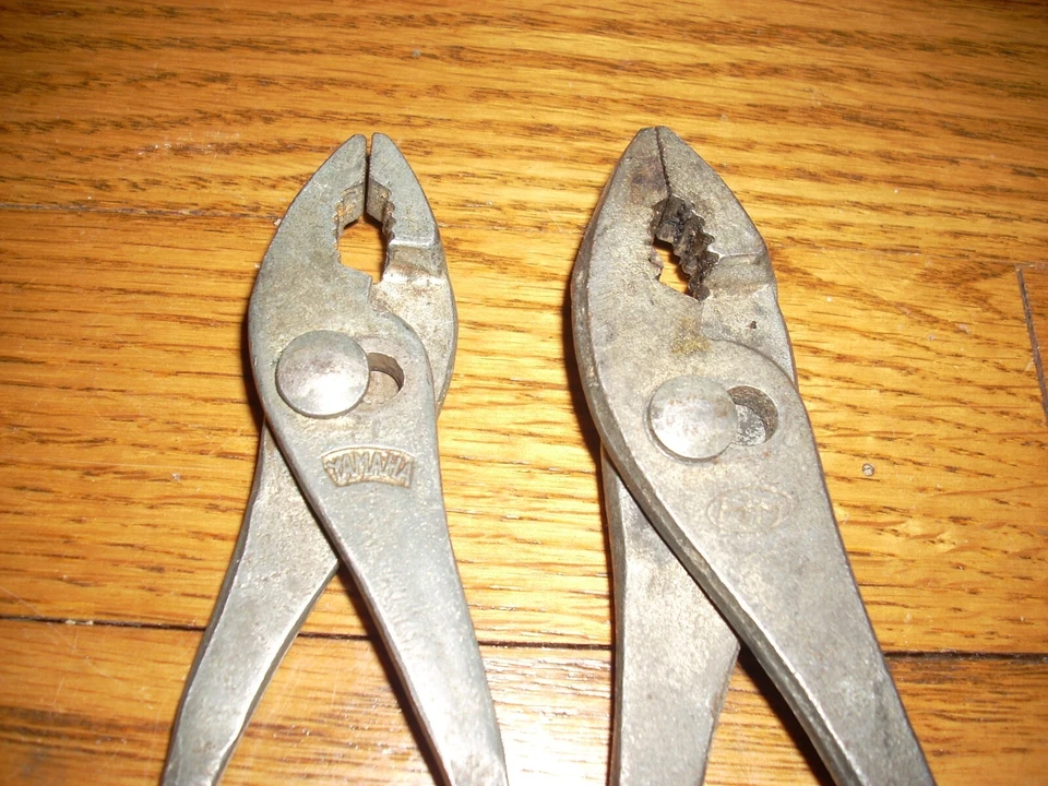 Lote De Colección De 2 Alicates De Colección Motores HM Honda + Moto Yamaha + Triumph Foto 4 de 4