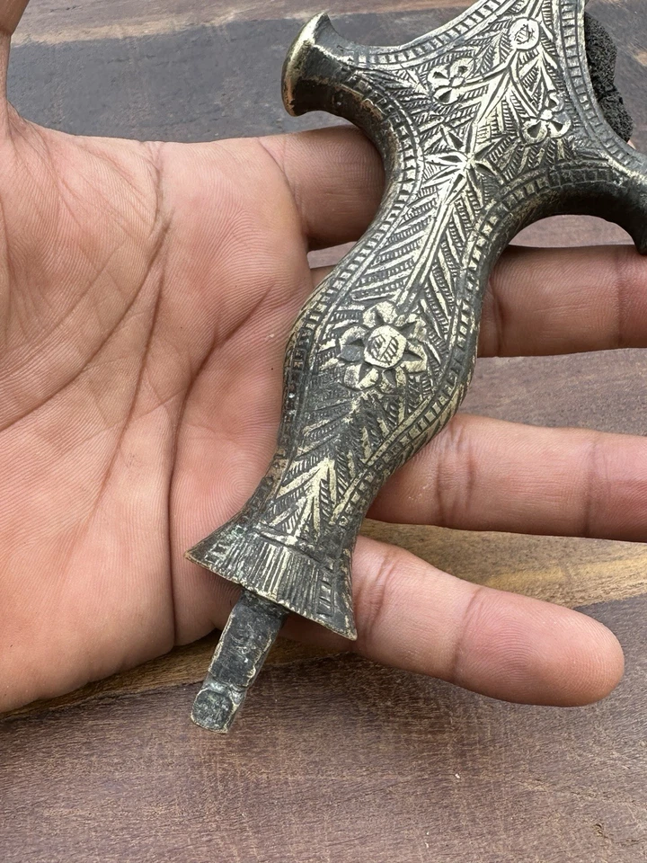 Mango de empuñadura de espada forjado a mano de latón antiguo antiguo Foto 3 de 4