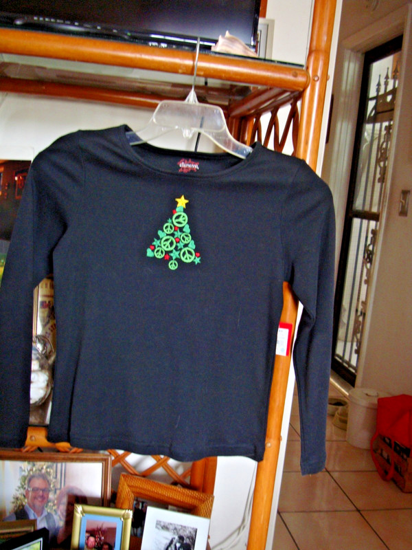 NWT ELLEMENNO BLACK LONG SLEEVE CHRISTMAS PEACE SIGN T-SHIRT, GIRLS SIZE 10-12