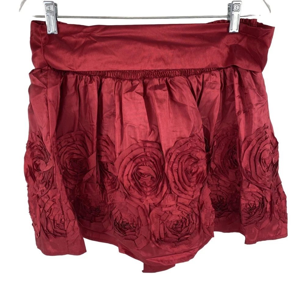 Minifalda roja satinada femenina festiva preppy hada forrada con apliques florales M Foto 2 de 4