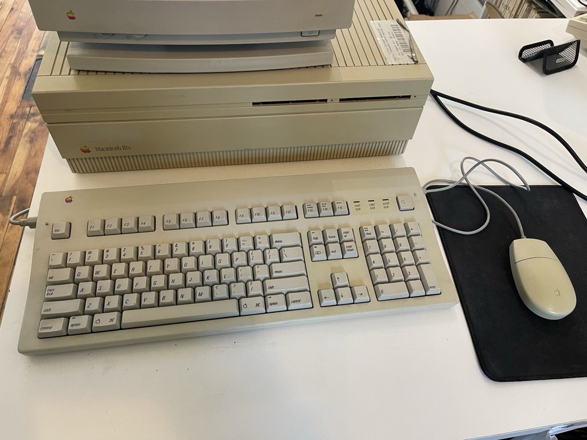 Vintage 1990 Macintosh IIfx Computer w/ Keyboard and Mouse - A5525