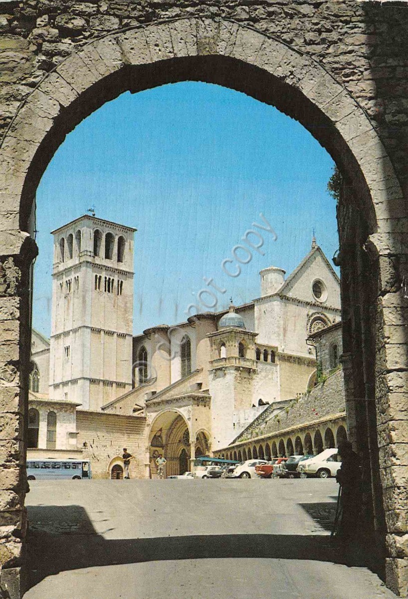 Cartolina Assisi Basilica di San Francesco auto anni '80 grinze
