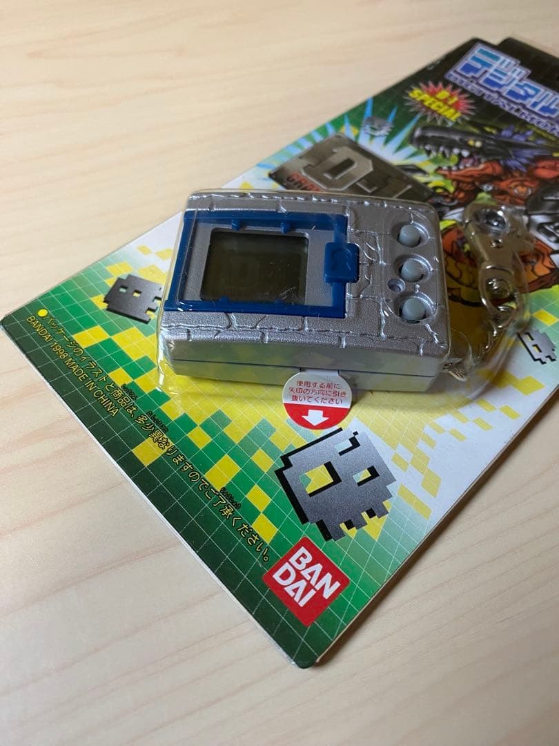 デジタルモンスター VER.4 D-1スペシャル (シルバー+メタリックブルー) BANDAI Digital Monster Ver.4 D 1 Special Digimon Silver Blue With