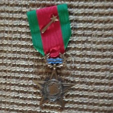 Médaille Décoration militaire France ruban vert et rouge, étoile métallique