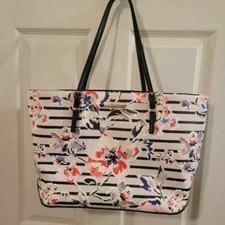 Bolso de Mano Floral Nine West It Girl, Tamaño: 18" x 8" x 5", Usado
