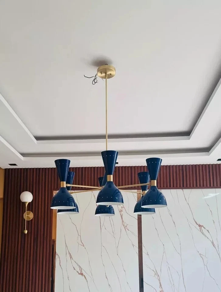 Lámpara de araña de latón hecha a mano de mediados de siglo azul techo salón industrial italiano y Foto 4 de 4