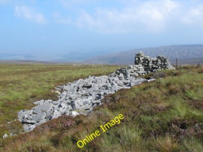 Foto 6x4 Felsvorsprung und Steinhaufen \/ Unterschlupf auf den Tindale Fells Midgehol c2014