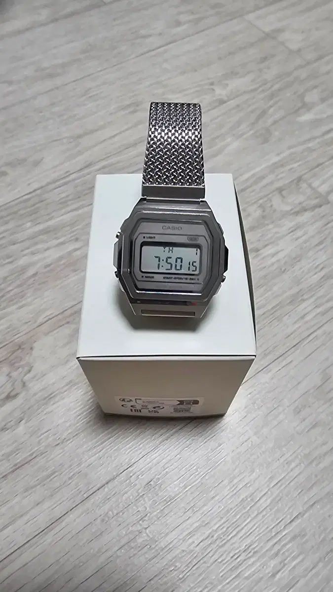 Montre Casio pour homme en acier inoxydable argenté, affichage numériq