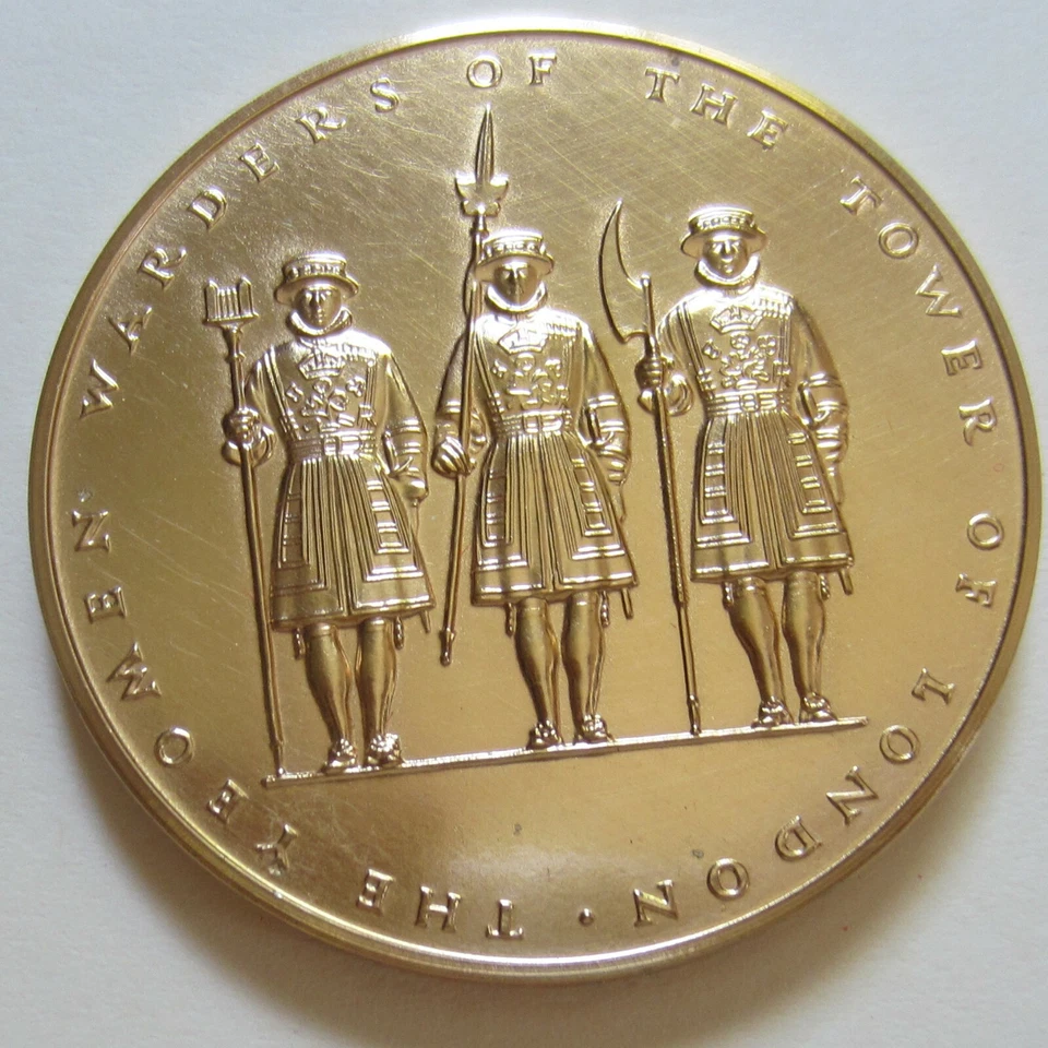 The Yeomen warders of the Tower of London Golded Bronze Royal Palace Medal (K68) - Image 3 of 4