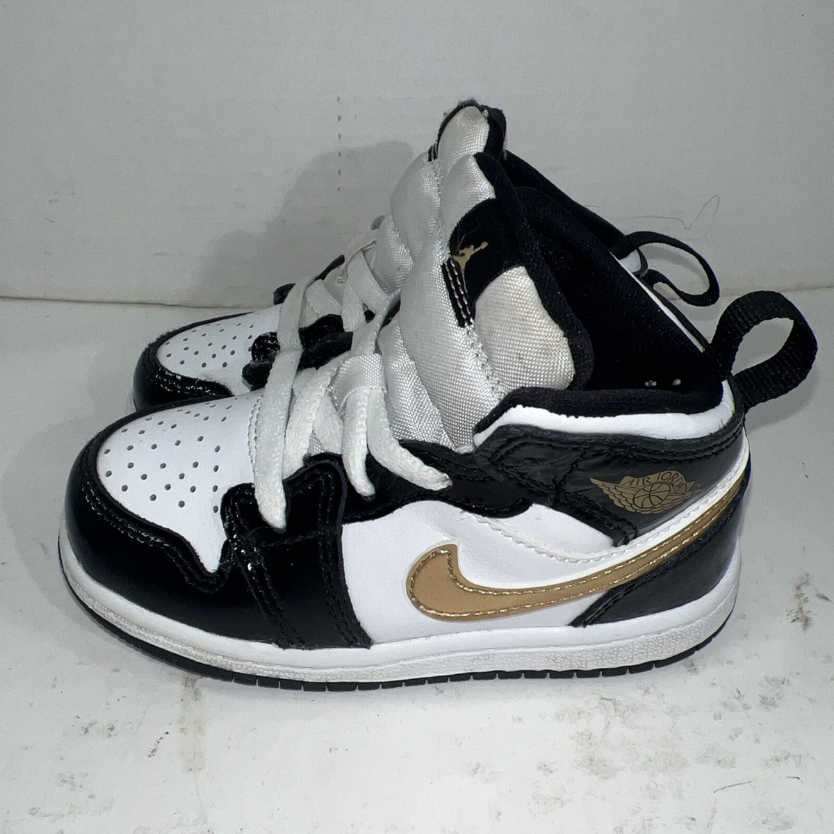 Jordan Black White Mid-Top Basketball Shoes with Gold Accents Amazon.com | Jordan Nike Men main image 2