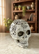 Calavera con calendario azteca y arte azteca