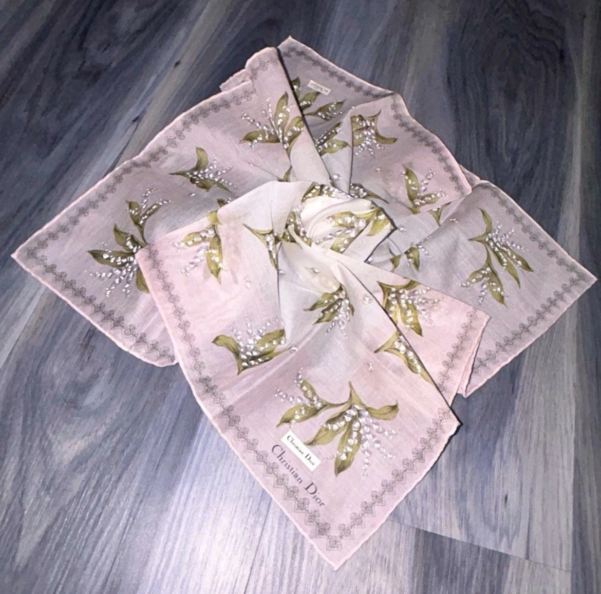 Foulard mouchoir vintage Christian Dior rose clair avec motif floral vert