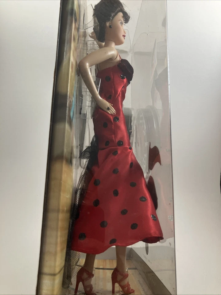 NOVA Boneca Barbie Grease Rizzo 30 Anos Etiqueta Rosa 2008 - Imagem 3 de 4