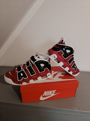 921948-600 Nike Air More Uptempo 96 Bulls Hoops Pack Varsity Red White (Herren)