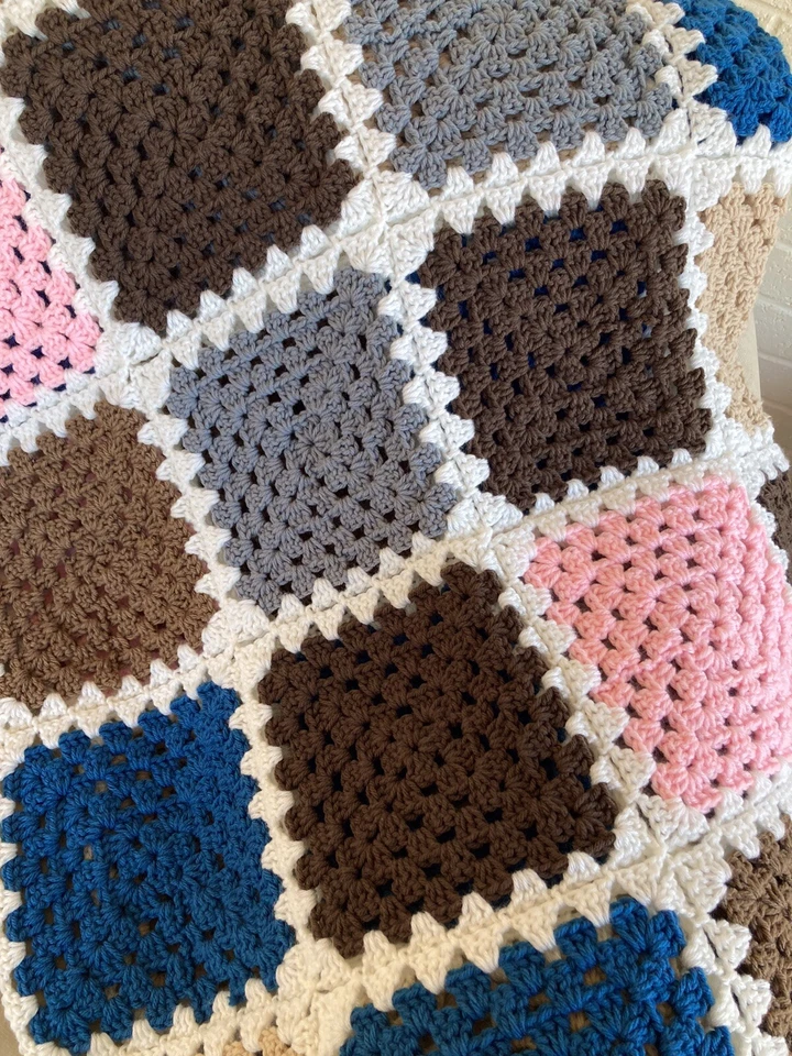 "NUEVO-hecho a mano ganchillo afgano abuela cuadrado multicolor y blanco aprox 60"" X 44""" Foto 4 de 4