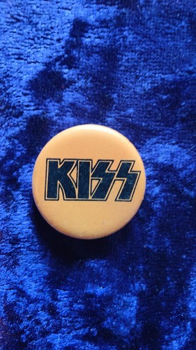 KISS Logo Heavy Metal Rock Vintage Retro Tin Plastic Badge 1980's Black & Orange