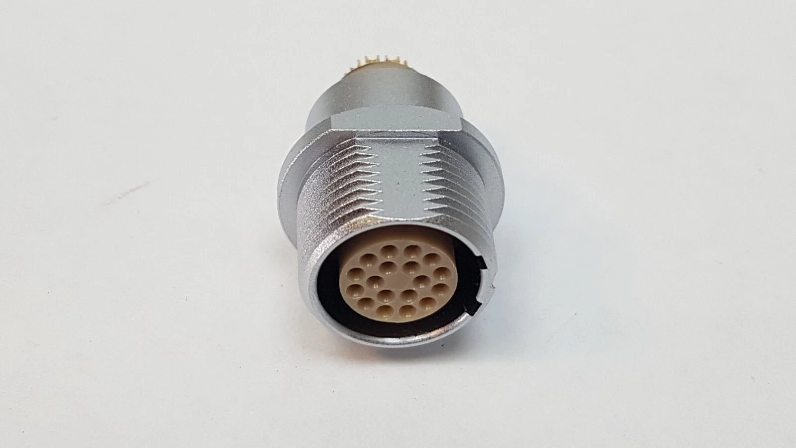 Mating face of an ODU GK2LCC-P18LFG0-02F0 receptacle with 18 socket holes and threaded shell