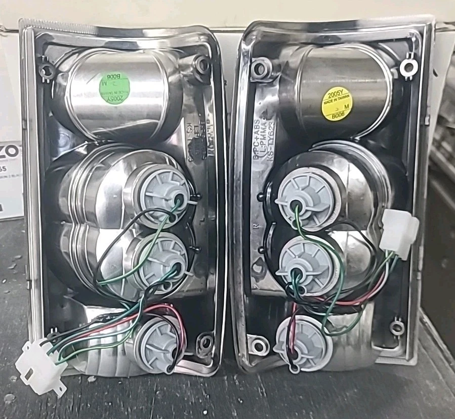 For 1989-1995 Toyota Pickup SR5/DLX/RN02/Base Chrome/Red Clear Brake Tail Lights - Image 4 of 4