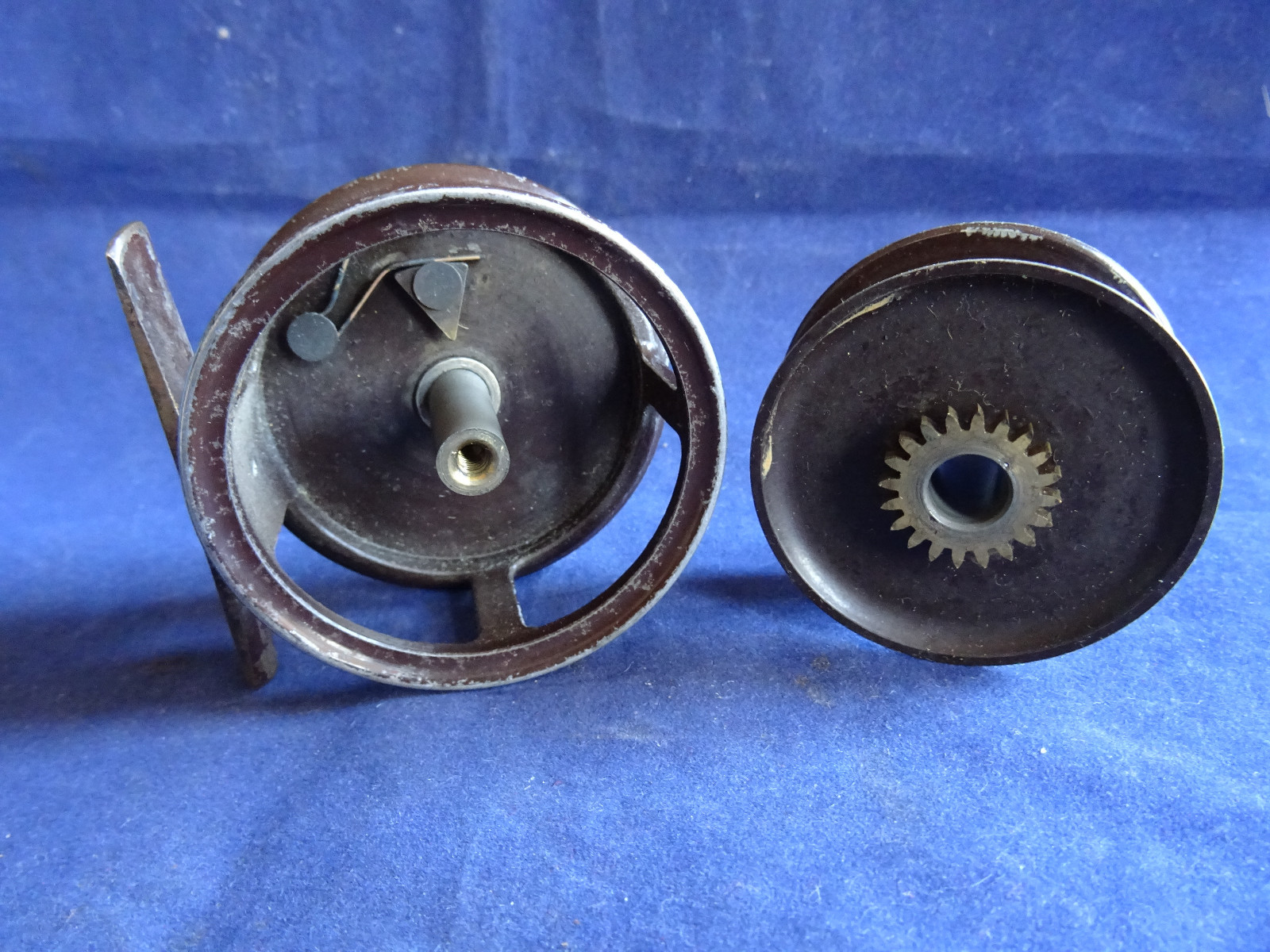 A RARE SIZE 2 1/2" VINTAGE UNNAMED J W YOUNG TRADE PATTERN 1 TROUT FLY