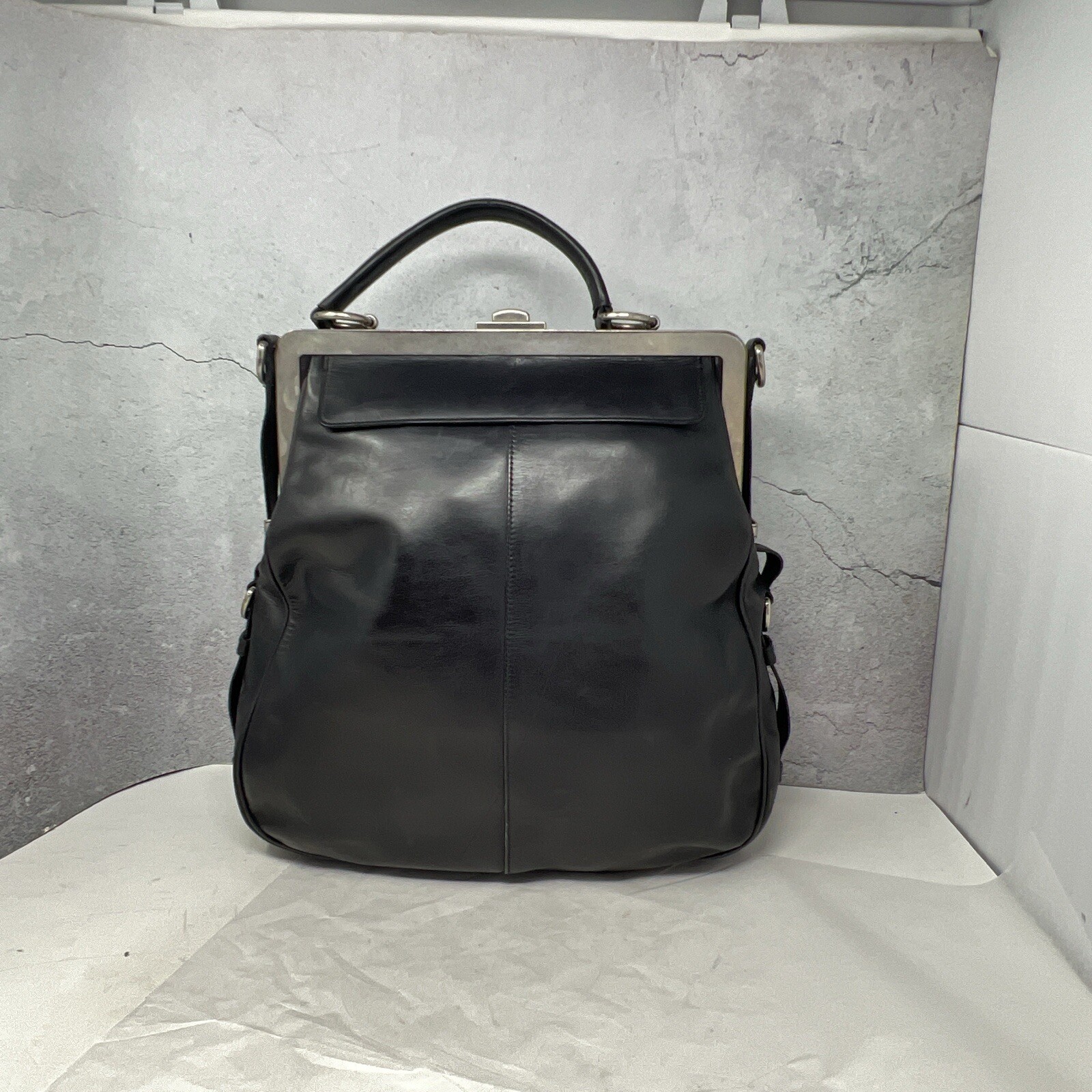 Saint Laurent borse tracolla vintage nere in pelle di vitello pesante con manico superiore.