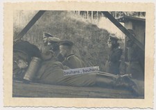 Foto Wehrmacht Soldaten am Schießstand, Gasmaske 2.WK (7352a)