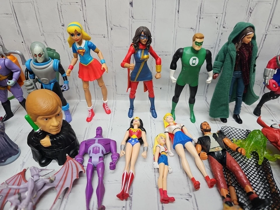 Lote de 40 figuras de acción mixtas aleatorias de colección a actuales DC Super Girl, Superman+ Foto 2 de 4