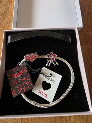 Pandora Armband von Stranger Things und dem Demogorgon Anhänger