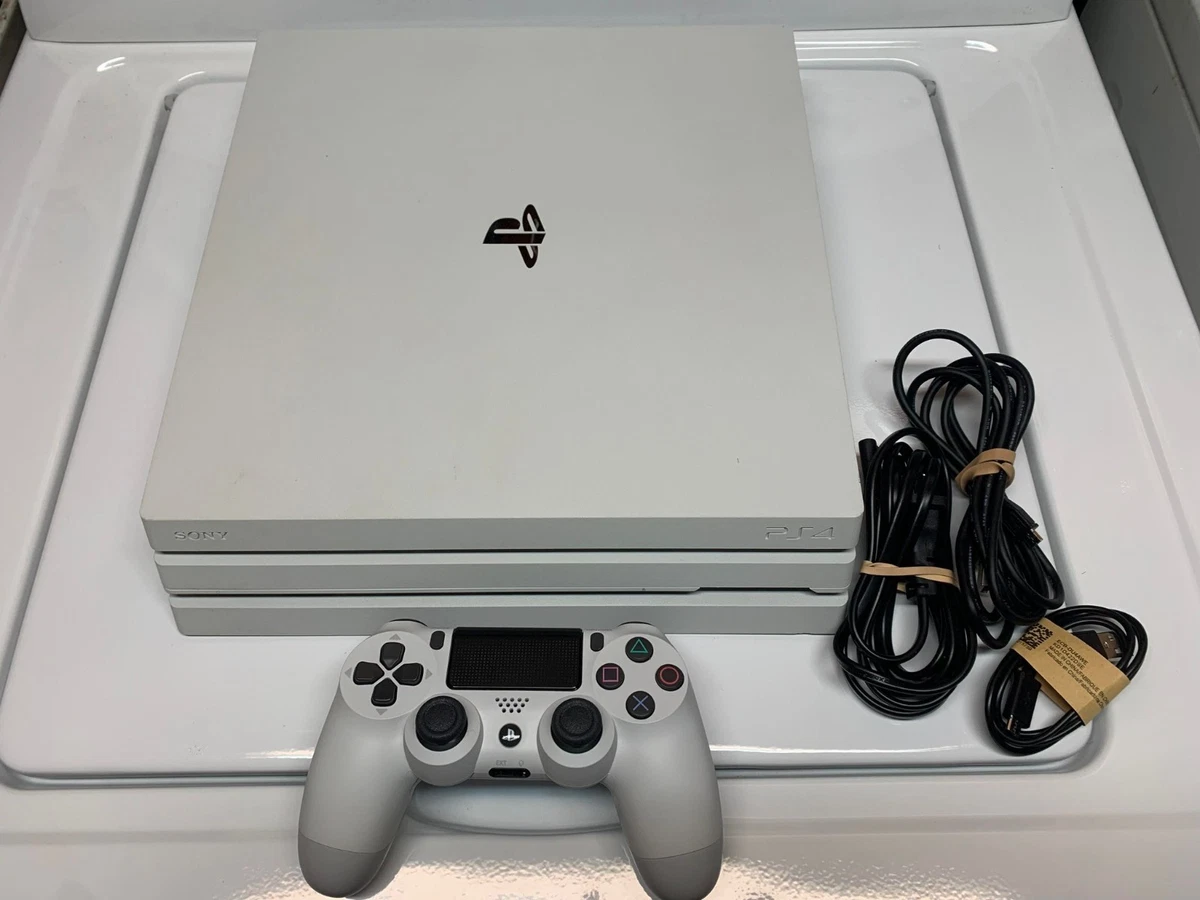 PLAYSTATION 4 pro white 1 TB コントローラー2台付き PS4 Pro 1TB + ゲーム2つ + コントローラー2つ