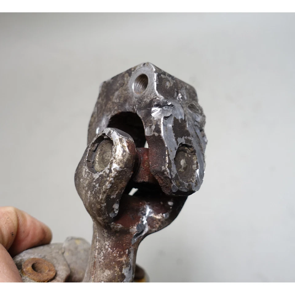 Поврежденное нижнее соединение рулевого управления U-образное соединение 1985-1993 BMW E30 3-Series от оригинального производителя - Изображение 4 из 4