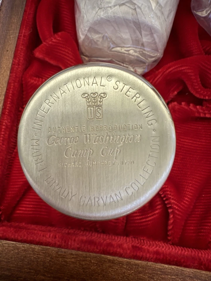 -Sterling-Vntg. Copos de acampamento George Washington da International prata/caixa e livro - Imagem 3 de 4