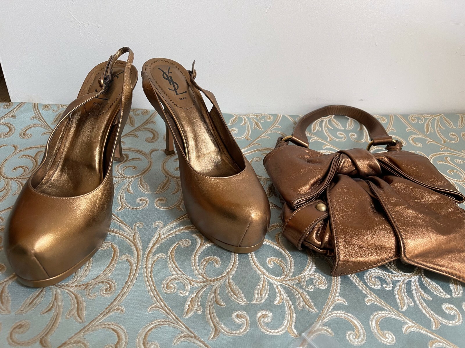 Sandali Yves Saint Laurent oro in pelle tribtoo Slingback taglia 41 (US10)