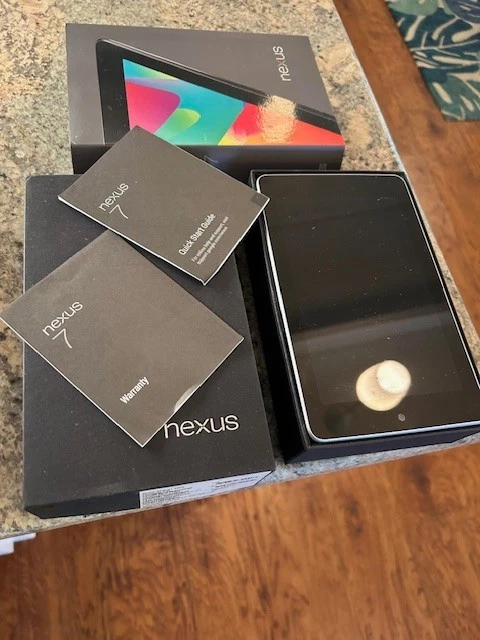 Nexus 7 (1st Generation) 32GB, Wi-Fi + 3G (Unlocked), 7in - black - Image 2 of 4