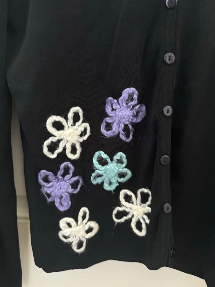 Suéter OnQue Casuals Negro Abotonado con Parches Florales, Para Mujer MEDIANO Foto 2 de 4