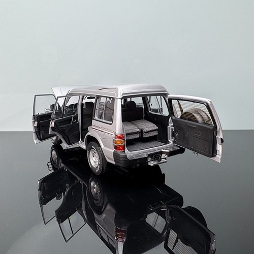 Original 1:18 Mitsubishi Pajero V31 Jeep Off road Vehicle Alloy Car Model - Picture 3 of 18