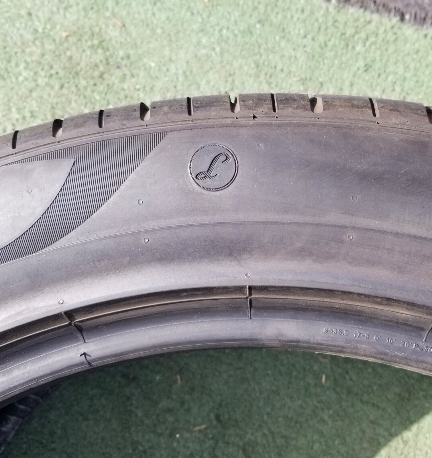 285/45R21 Pirelli P Zero PZ4 Tire 285/45ZR-21 L Lamborghini Urus Front 50% Tread