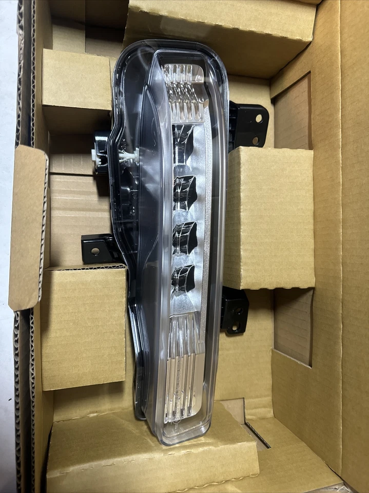Luz antiniebla LED para pasajeros diestro Ford Explorer 2020-2022 TYC LB5Z-15200C Foto 3 de 4