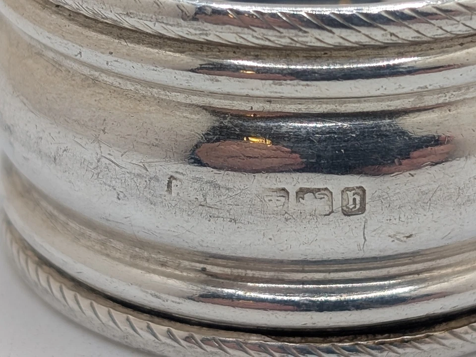 一对古董谢菲尔德纯银餐巾戒指 "P" 初始,日期为 1900 年 — 第 3/4 张图片